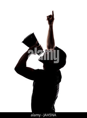 Menschen schreien in ein Megaphon in der Silhouette isoliert auf weißem Hintergrund Stockfoto