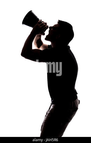 Menschen schreien in ein Megaphon in der Silhouette isoliert auf weißem Hintergrund Stockfoto