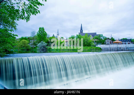 Cambridge Ontario Kanada (Hespeler) Mühlenteich und dam. Stockfoto