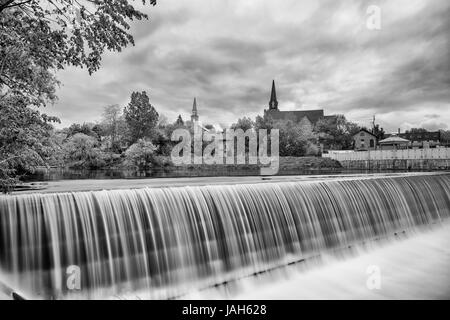 Cambridge Ontario Kanada (Hespeler) Mühlenteich und dam. Stockfoto