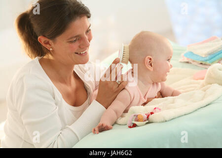 Mutter, Baby, Pinsel, Menschen, Mutter, Kind, Mädchen, pflegen, Bürsten, kämmen, Lächeln, glücklich, Babyausstattung, Abdominal-Position, Kleider, Indoor, Lüge, Stockfoto