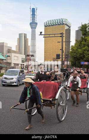 Japan, Tokyo, Asakusa Bereich, Ricksha Fahrer, Straße, senden Turm "Tokyo Sky Tree", Stockfoto