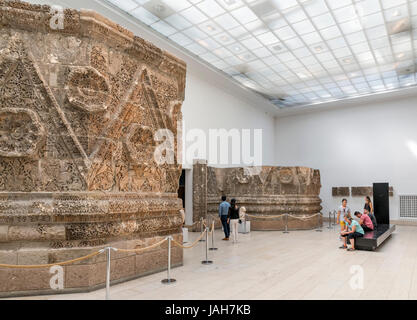 Die Mschatta-Fassade aus dem 8. Jahrhundert Palast von Mschatta in Jordanien, Pergamon Museum, Berlin, Deutschland Stockfoto