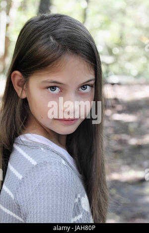 Pre-teen Zicklein mit langen Haaren, die direkt in die Kamera schauen. Stockfoto