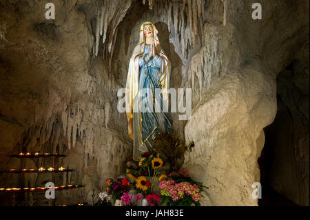 Lourdes-Grotte mit einer Statue der Jungfrau Maria, Rekonstruktion der Grotte von Massabielle in der Nähe von Lourdes, Pfarrei Kirche des Hl. Stockfoto