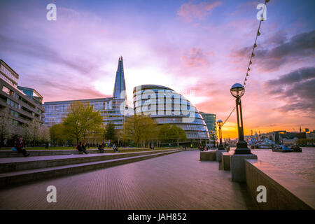 Riverside Promenade auf der Themse, Potters Fields Park, Skyline, London City Hall, The Shard, bei Sonnenuntergang, Southwark, London Stockfoto