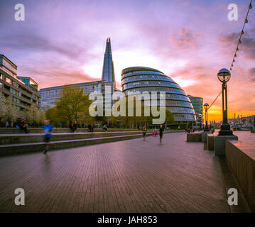 Riverside Promenade auf der Themse, Potters Fields Park, Skyline, London City Hall, The Shard, bei Sonnenuntergang, Southwark, London Stockfoto