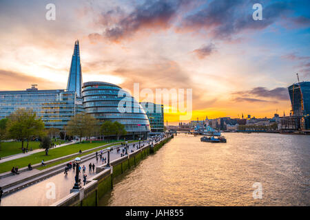 Riverside Promenade auf der Themse, Potters Fields Park, Skyline, London City Hall, The Shard, bei Sonnenuntergang, Southwark, London Stockfoto