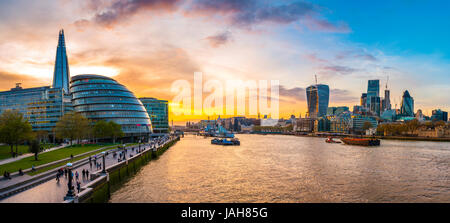 Panorama, Riverside Promenade auf der Themse, Potters Fields Park, Skyline der City of London, Gherkin, Leadenhall Gebäude Stockfoto