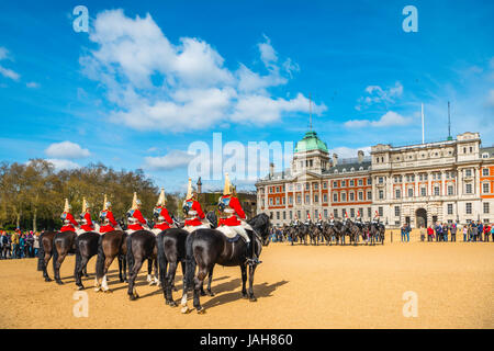 Königliche Garde in roter uniform auf Pferden, die Rettungsschwimmer, The Blues and Royals, Haushalt montiert Kavallerieregiment, parade ground Stockfoto