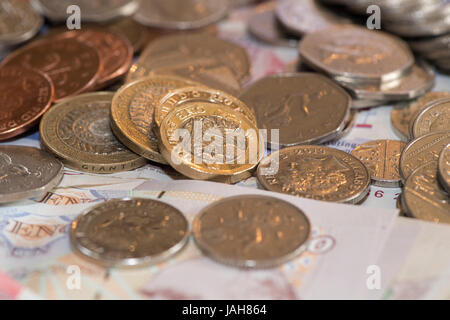 Haufenweise tolle britische Währung einschließlich Bargeld und Münzen in Pfund Sterling. Stockfoto