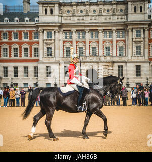 Königliche Garde in roten Uniform auf Pferd, The Life Guards, Haushalt montiert Kavallerieregiment, Parade ground Horse Guards Parade Stockfoto