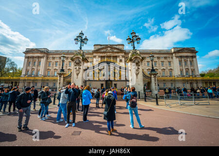 Touristen vor Buckingham Palace, Westminster, London, England, Vereinigtes Königreich Stockfoto