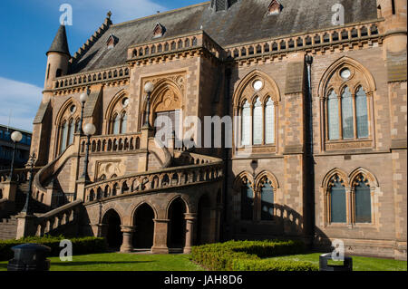 Die McManus Galerien in der Stadt Albert Square.Situated am nördlichen Ufer des Firth of Tay Dundee ist die viertgrößte Stadt in Schottland. Stockfoto