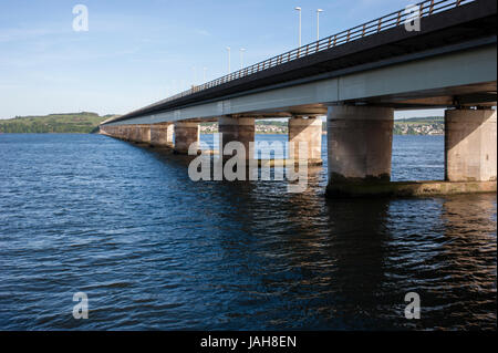 Die Tay Straßenbrücke vom nördlichen Ufer der Mündung des Flusses Tay bei Dundee gesehen. Liegt am nördlichen Ufer des Firth of Tay. Stockfoto