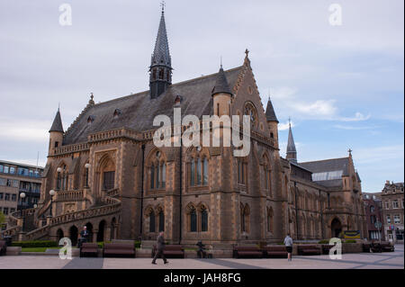 Die McManus Galerien in der Stadt Albert Square.Situated am nördlichen Ufer des Firth of Tay Dundee ist die viertgrößte Stadt in Schottland. Stockfoto