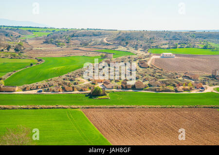 Traditionellen Weinkeller und Anbau Feld. Atauta, Provinz Soria, Kastilien-Leon, Spanien. Stockfoto