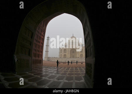 Blick von der Moschee auf dem Mausoleum Taj Mahal, Agra, Bundesstaat Uttar Pradesh, Indien Stockfoto