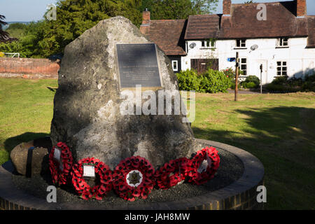 Großbritannien, England, Shropshire, Wrockwardine, Schmiede Lane, ungewöhnliche Boulder Ehrenmal am Dorfplatz Stockfoto