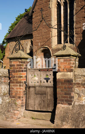 Großbritannien, England, Shropshire, Wrockwardine, alte Holztor, Holy Trinity Church Stockfoto