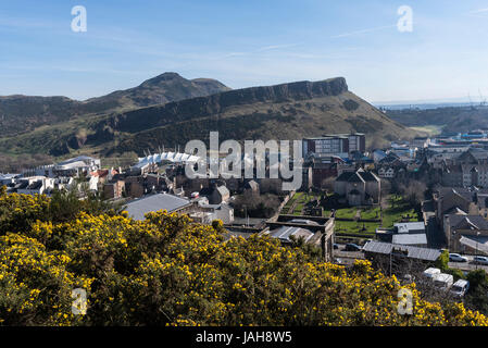 Blick auf Arthurs Seat und Salisbury Crags vom Calton Hill, Edinburgh, Schottland Stockfoto