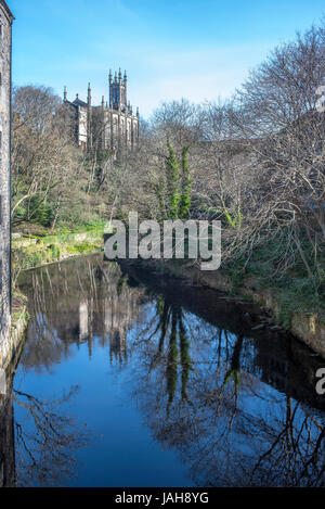 Blick Richtung Dean-Brücke über die Water of Leith mit Rhema Christian Center Church im Hintergrund, Dean Village, Edinburgh, Schottland Stockfoto