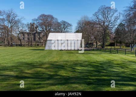 Schwein Rock Schutzhütte auf dem Gelände der Scottish National Gallery of Modern Art, Iain MacLeod & Künstler Bobby Niven mit Douglas Flett Architekten Architekt. Stockfoto