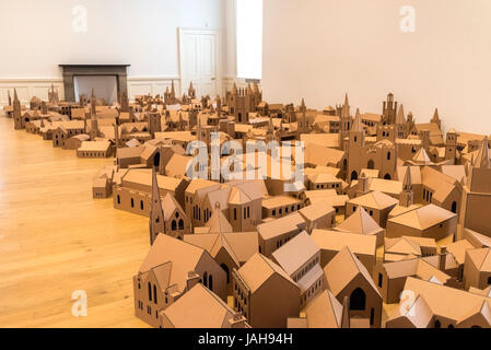 Nathan Coley Ausstellung The Lamp of Sacrifice, 286 Orte der Anbetung, Edinburgh 2004, bei der Scottish National Gallery der modernen Art, Edinburgh Stockfoto