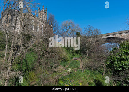 Blick auf die Dean-Brücke über die Water of Leith mit Rhema Christian Center Church in den Hintergrund, Dean Village, Edinburgh, Schottland Stockfoto