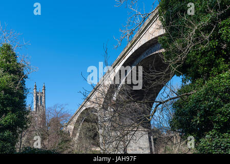 Blick auf die Dean-Brücke über die Water of Leith mit Rhema Christian Center Church in den Hintergrund, Dean Village, Edinburgh, Schottland Stockfoto