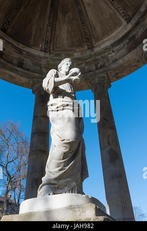 Statue der Hygieia der griechischen Göttin der Gesundheit, St Bernards Well, in der Nähe von Dean Village auf dem Wasser von Leith, Edinburgh, Schottland. Stockfoto