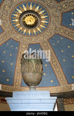 Innenraum der St. Bernards Well zeigen griechische Urne und Decke Detail, in der Nähe von Dean Village auf dem Wasser von Leith, Edinburgh, Schottland Stockfoto
