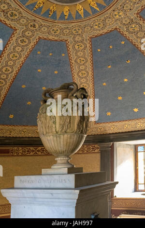 Innenraum der St. Bernards Well zeigen griechische Urne und Decke Detail, in der Nähe von Dean Village auf dem Wasser von Leith, Edinburgh, Schottland Stockfoto