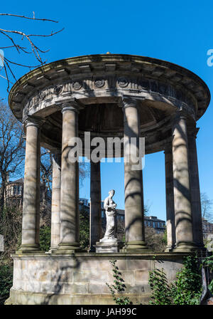 Statue der Hygieia der griechischen Göttin der Gesundheit, St Bernards Well, in der Nähe von Dean Village auf dem Wasser von Leith, Edinburgh, Schottland. Stockfoto