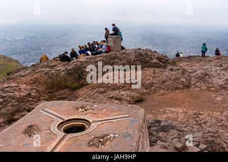 Umfrage-Säule auf dem Gipfel von Arthurs Seat, Holyrood Park, Edinburgh, Schottland Stockfoto