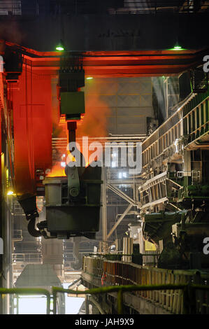 Transport von flüssigem Metall in Fabrik Stockfoto