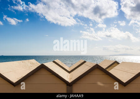 Follonica Strand und Baden Hütten vor Tyrrhenischen Meer, Italien Stockfoto