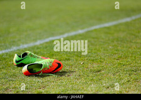 Ein paar von Nike Football Stiefel auf dem Spielfeld Stockfoto