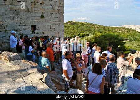 Massen von Touristen auf der Akropolis, Athen, Griechenland Stockfoto