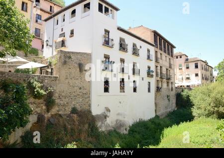 Gebäude am Ufer des Flusses Darro in Granada, Andalusien, Spanien. Stockfoto