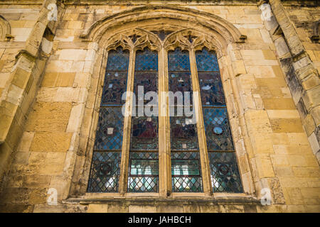 Äußere York Minster, York, Yorkshire, England, UK-Glasmalerei-Fenster hautnah. Stockfoto