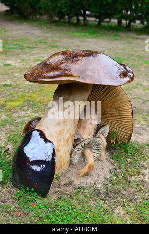 Keramische Pilze von Rafael Bordalo Pinheiro (ein 19. Jahrhundert großen portugiesischen Künstlers). Garten des Museu da Cidade, Lissabon. Portugal Stockfoto