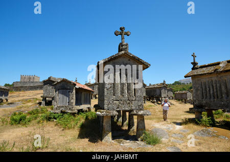 Spalieren, den alten und traditionellen Stein Kornkammern der Lindoso. Peneda Geres Nationalpark, Portugal Stockfoto