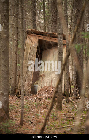 Alte verlassene hölzerne Schuppen im Wald. Stockfoto