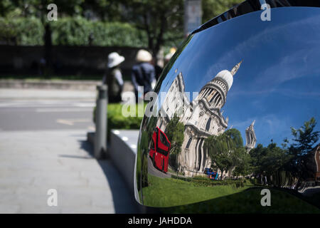 St. Pauls Cathedral, London spiegelt sich in einer Straße Chrome-Installation. Stockfoto