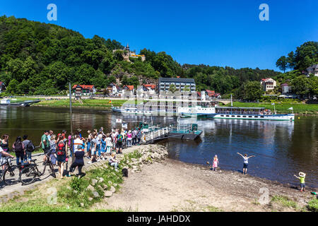 Die Leute warten auf dem Fährschiff, Kurort Rathen, Sächsische Schweiz, Sachsen Radweg, Deutschland, Europa Stockfoto