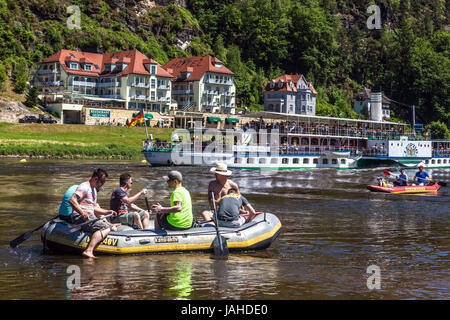 Raftingboot und Raddampfer auf Elbe, Kurort Rathen, Sächsische Schweiz, Sachsen, Deutschland, Europa Stockfoto