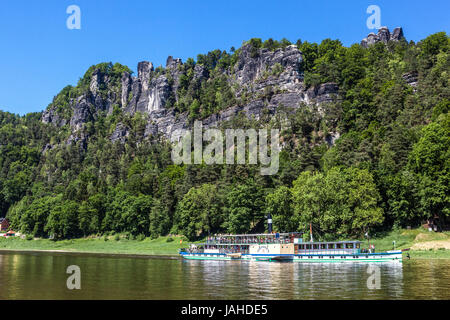 Paddeldampfer, Dampfschiff unter Sandsteinfelsen, Elbtal Bastei Sächsische Schweiz Elbsandsteindampfer Deutschland, Europa Elbsandsteindampfer Stockfoto