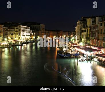 Kanal de Grande Bei Nacht von der Rialtobrücke Stockfoto