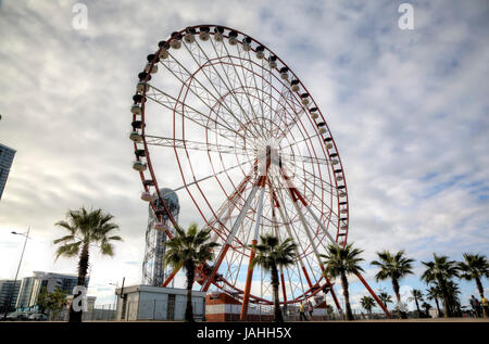 Panorama Riesenrad auf dem Park der Wunder auf dem Damm. Batumi, Georgien Stockfoto